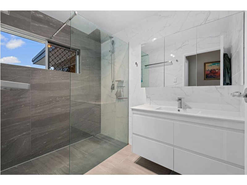8 Lurneah Crescent, Ferny Hills QLD 4055