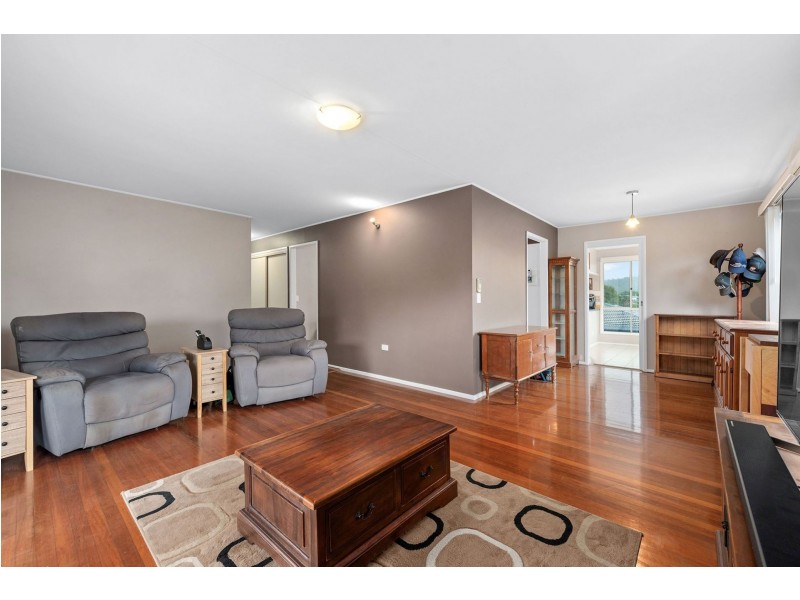 8 Lurneah Crescent, Ferny Hills QLD 4055