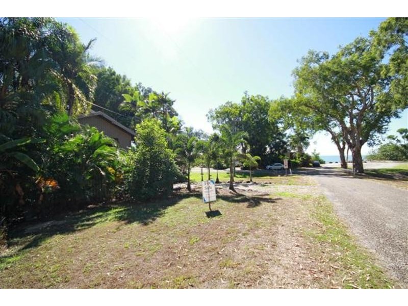 2 Oak Beach Road, Oak Beach QLD 4877