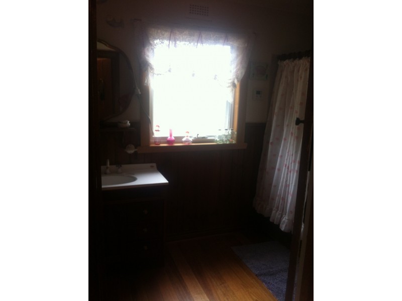 24 ELIZABETH STREET, Penguin TAS 7316