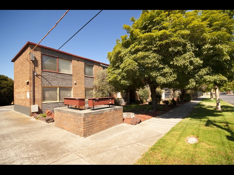 2/13 Ormond Rd, West Footscray VIC 3012