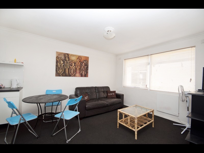 2/13 Ormond Rd, West Footscray VIC 3012