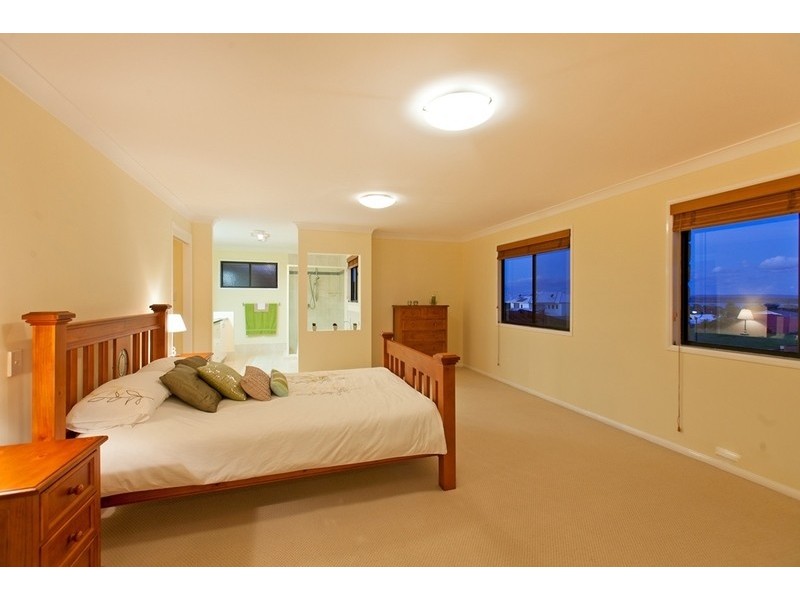 16 Irwin Place, Redland Bay QLD 4165