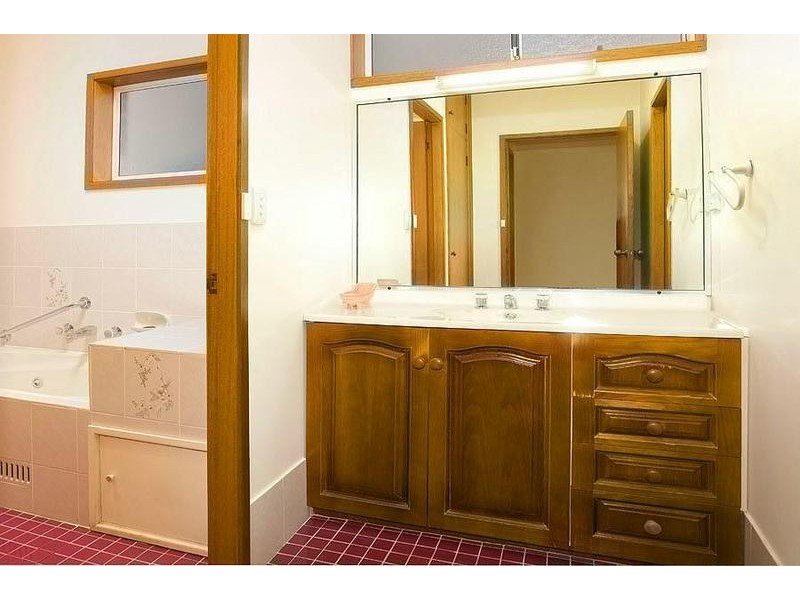 64 Scenic Crescent, Albion Park NSW 2527