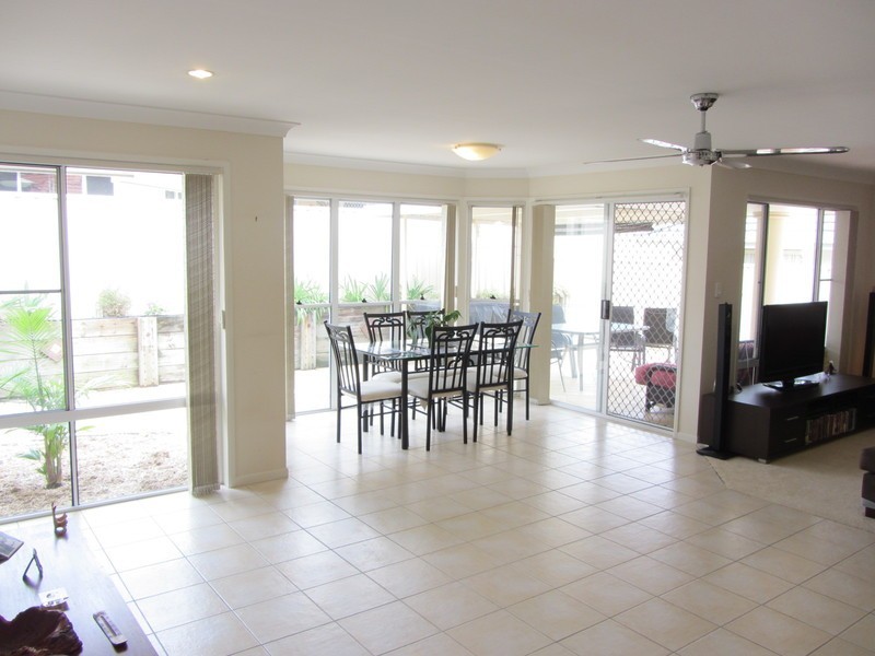 8 Dylan Street, Arundel QLD 4214