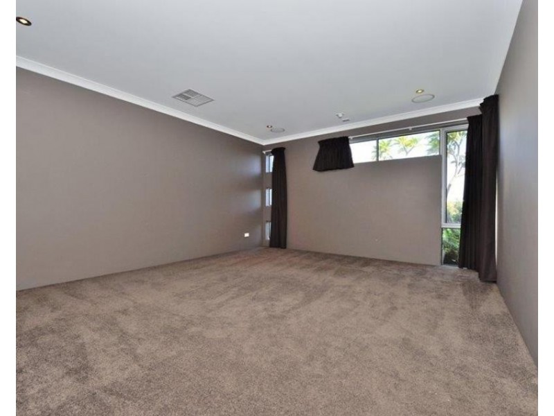 37 Marsdenia Rd, Halls Head WA 6210