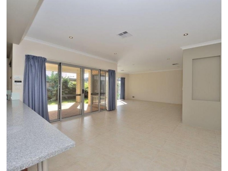 37 Marsdenia Rd, Halls Head WA 6210