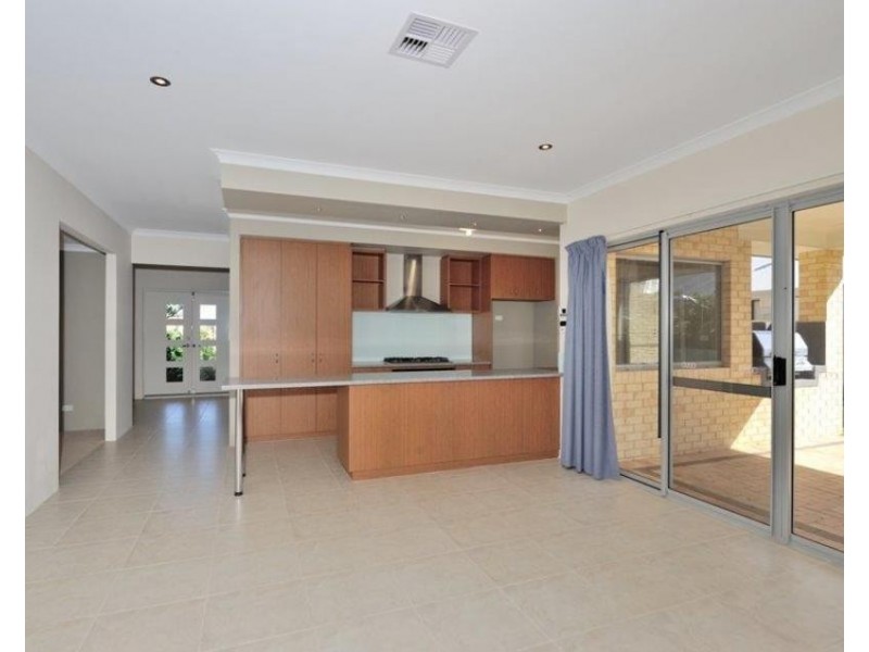 37 Marsdenia Rd, Halls Head WA 6210