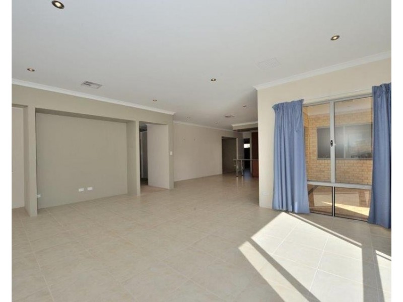 37 Marsdenia Rd, Halls Head WA 6210