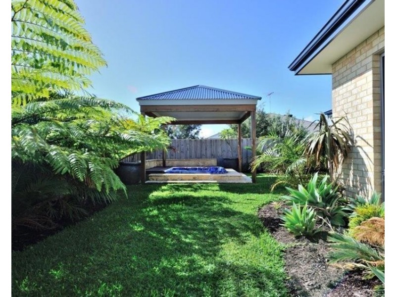 37 Marsdenia Rd, Halls Head WA 6210