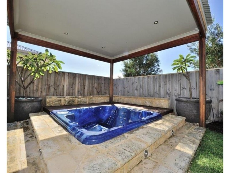 37 Marsdenia Rd, Halls Head WA 6210