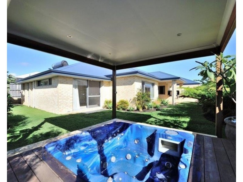 37 Marsdenia Rd, Halls Head WA 6210