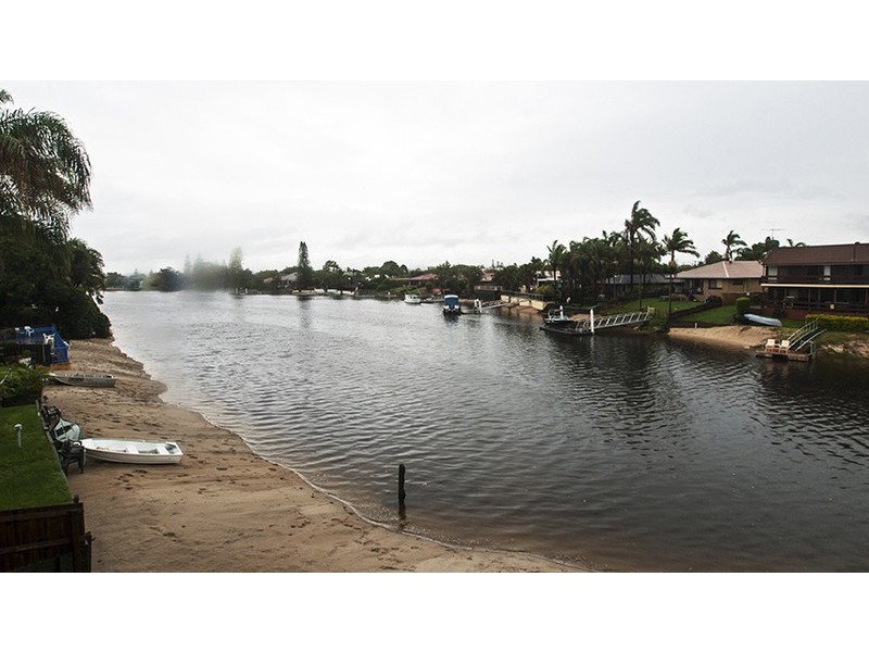 Unit 4/No 2 Orvieto Avenue, Mermaid Waters QLD 4218