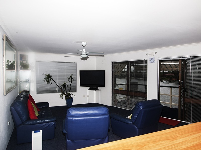 Unit 4/No 2 Orvieto Avenue, Mermaid Waters QLD 4218