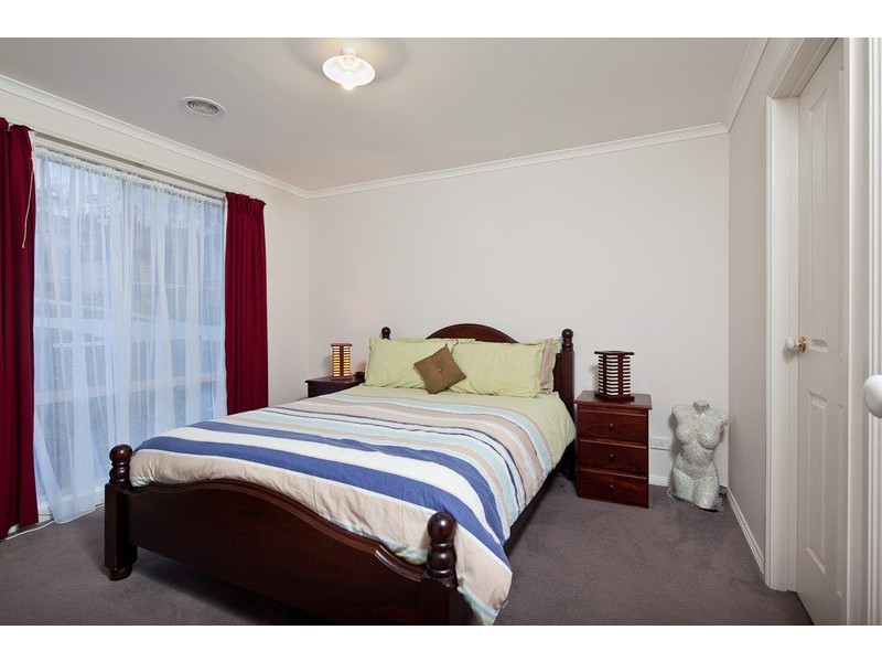 8 Johnsons Place, Pakenham VIC 3810