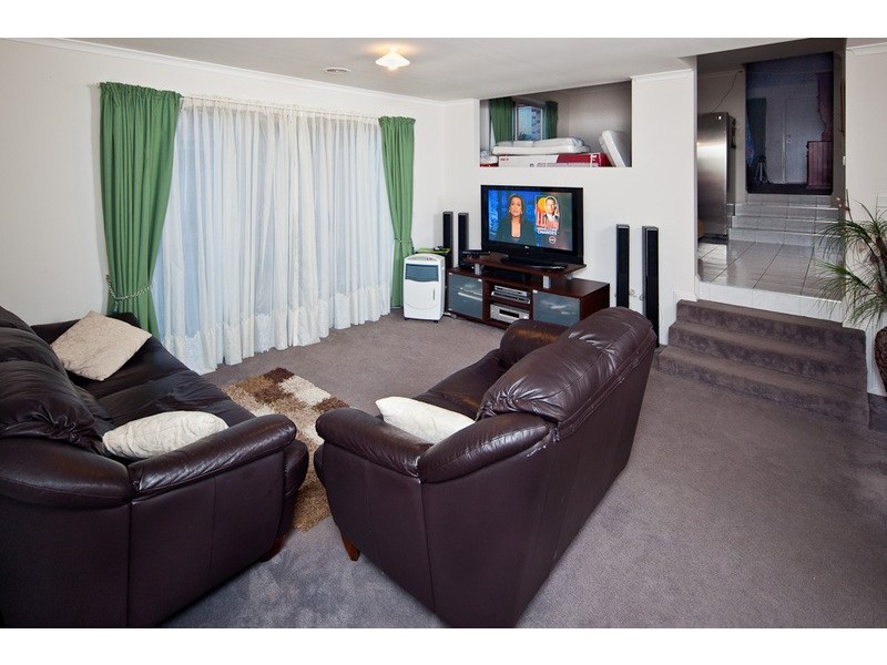 8 Johnsons Place, Pakenham VIC 3810
