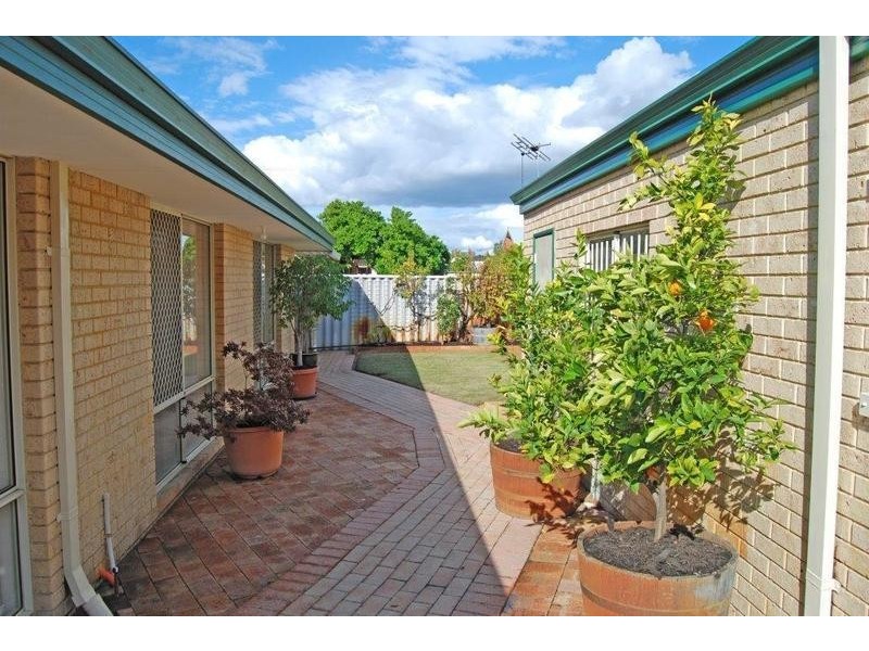 2 Walsh Avenue, Redcliffe WA 6104