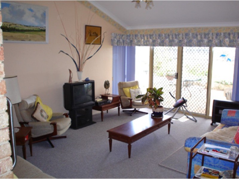 16 Tenggara Ave, Two Rocks WA 6037