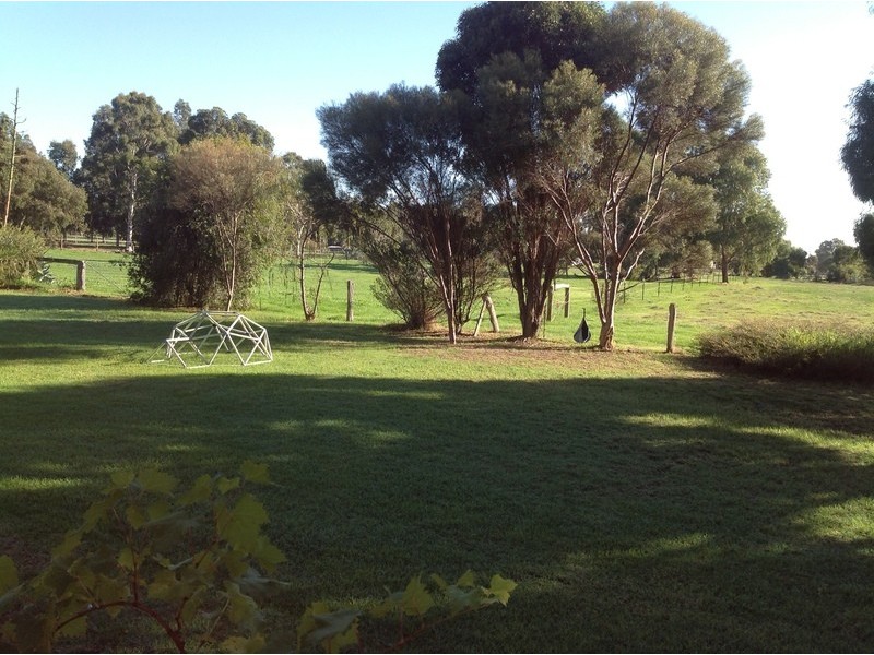 8 Holland St, Coolup WA 6214