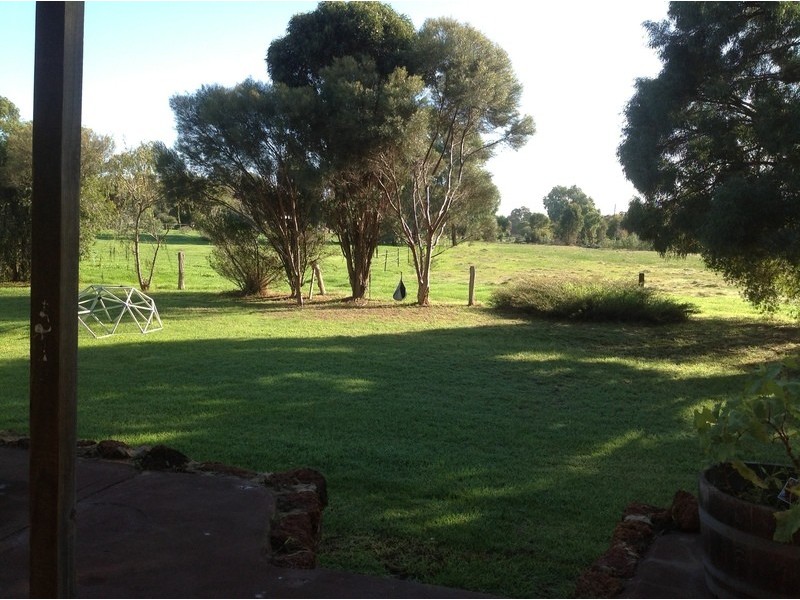 8 Holland St, Coolup WA 6214