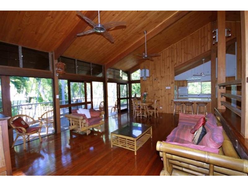 2 Oak Beach Road, Oak Beach QLD 4877