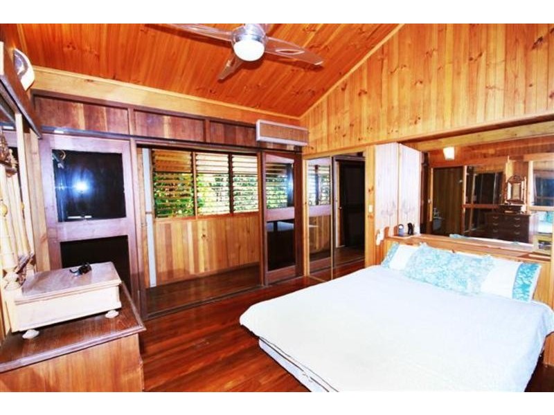 2 Oak Beach Road, Oak Beach QLD 4877