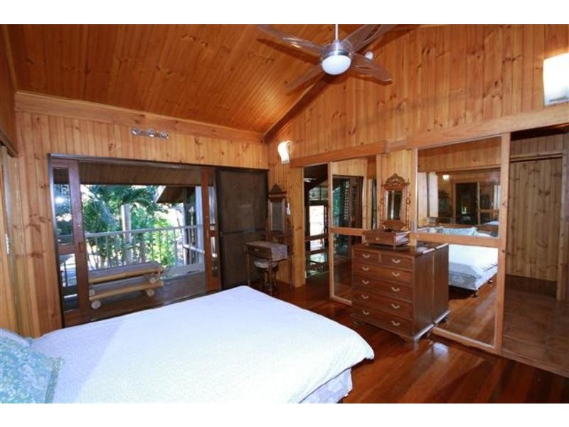 2 Oak Beach Road, Oak Beach QLD 4877