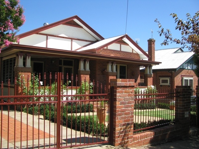 14 Macleay Street, Turvey Park NSW 2650