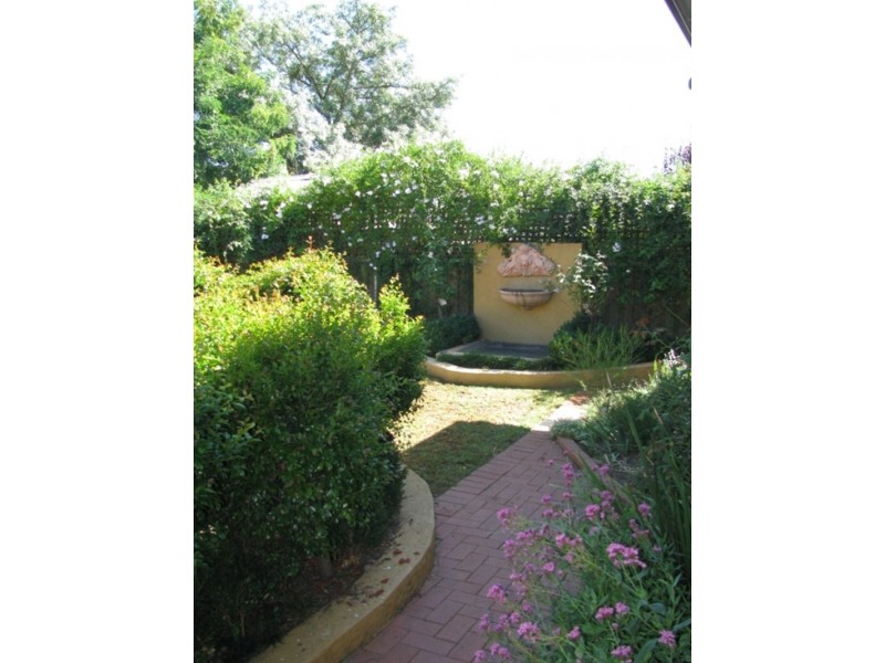 14 Macleay Street, Turvey Park NSW 2650