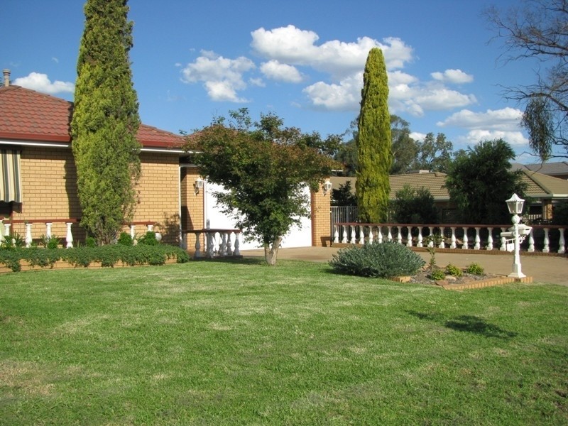 1 Atkins Place, Estella NSW 2650