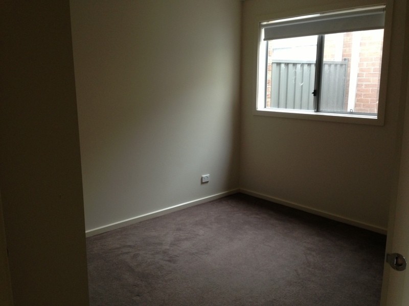 2/10 Flowergum crescent, Tarneit VIC 3029
