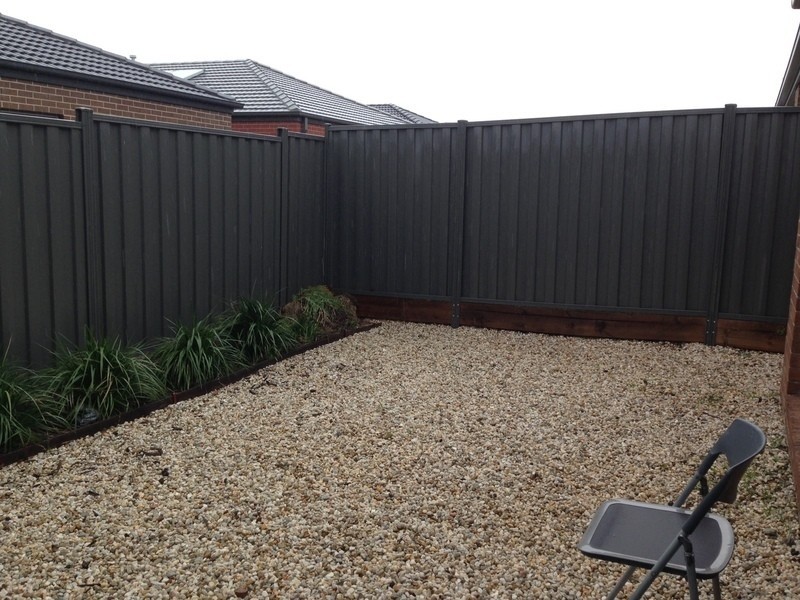 2/10 Flowergum crescent, Tarneit VIC 3029