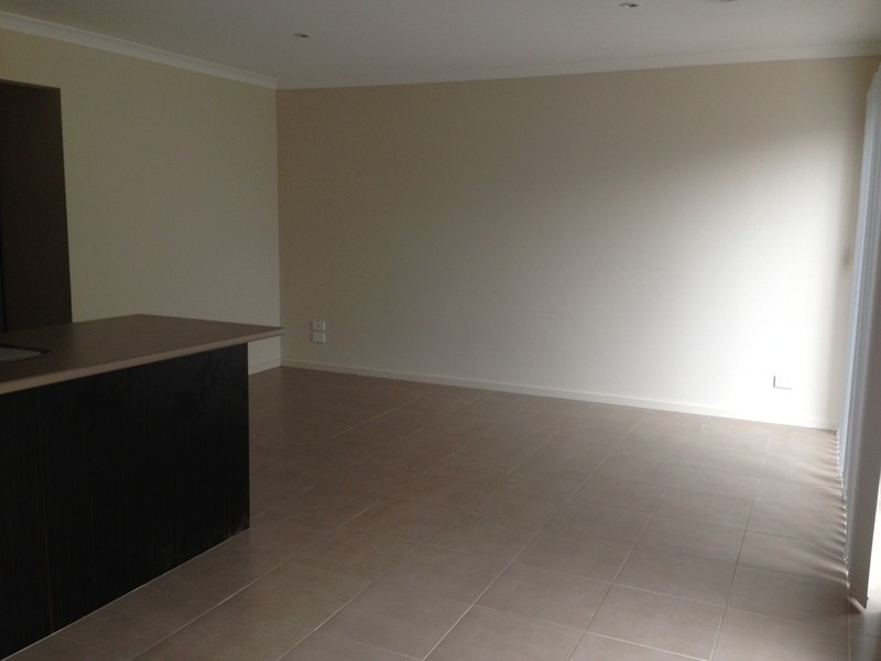 2/10 Flowergum crescent, Tarneit VIC 3029