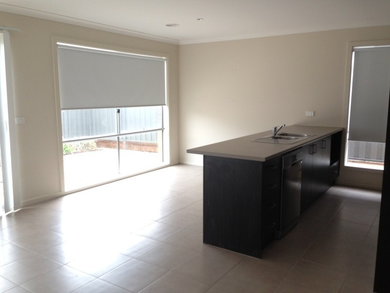 2/10 Flowergum crescent, Tarneit VIC 3029