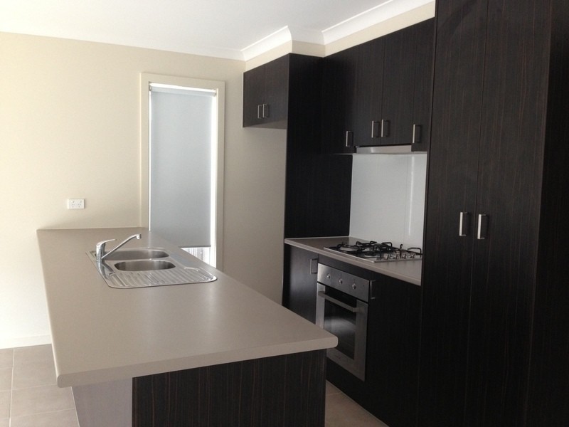 2/10 Flowergum crescent, Tarneit VIC 3029