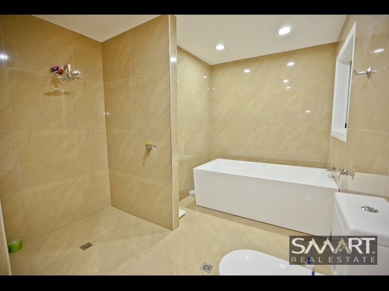 40 Santabelle Crescent, Clear Island Waters QLD 4226
