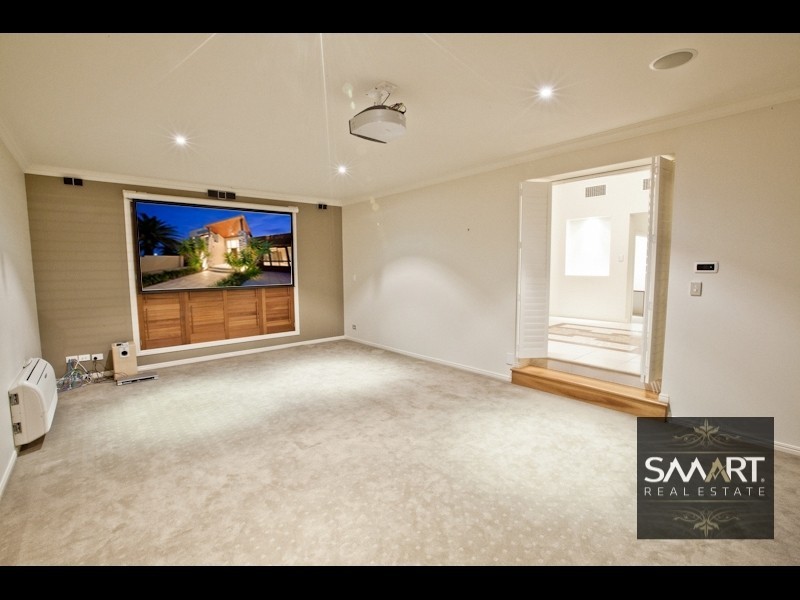 15 King Charles Drive,, Sovereign Islands QLD 4216