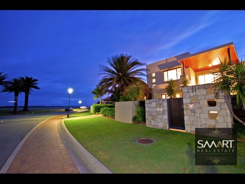 15 King Charles Drive,, Sovereign Islands QLD 4216
