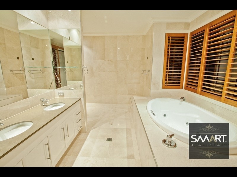 15 King Charles Drive,, Sovereign Islands QLD 4216