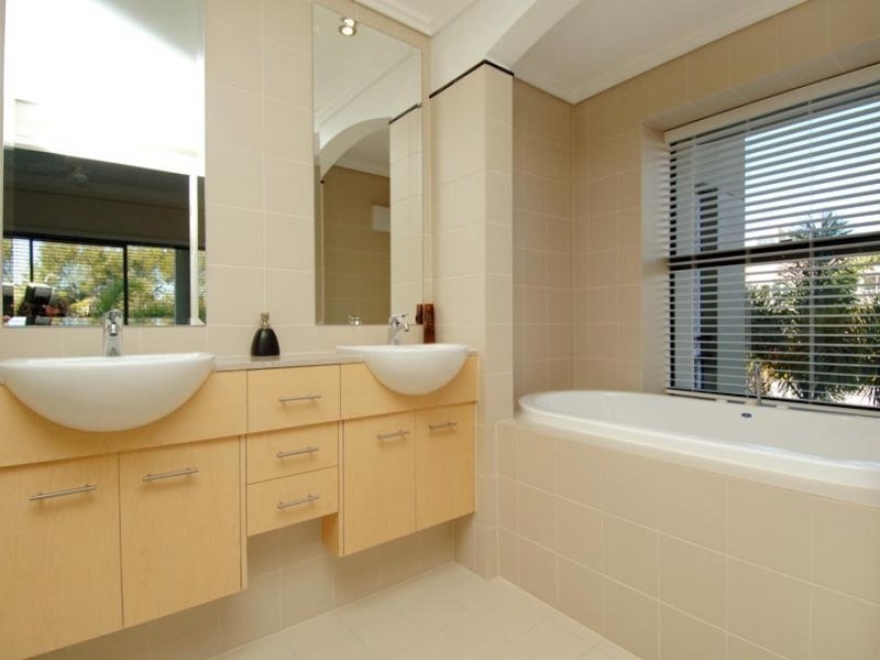 8/8 Parnoo Street,, Chevron Island QLD 4217