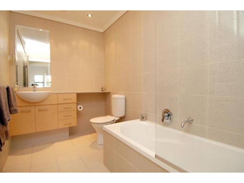 8/8 Parnoo Street,, Chevron Island QLD 4217