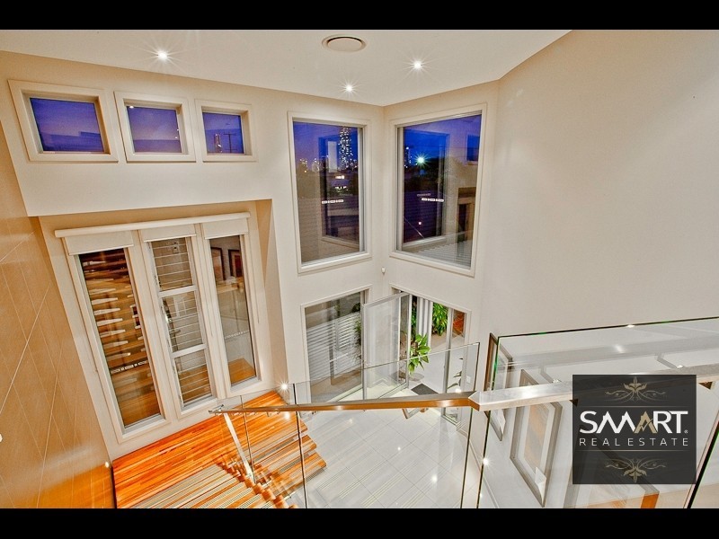 21 Etna Street, Isle Of Capri QLD 4217