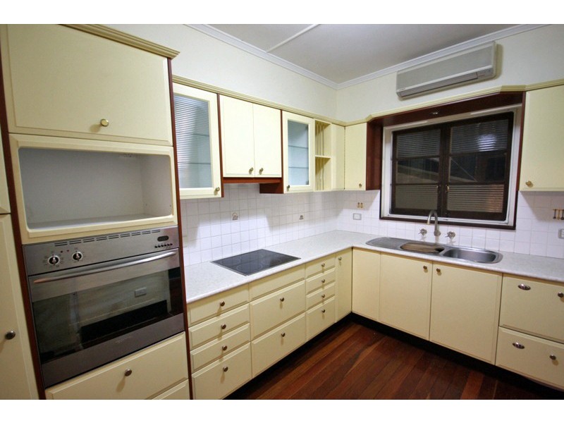 43 Deakin Avenue, Southport QLD 4215