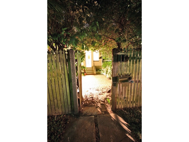 43 Deakin Avenue, Southport QLD 4215