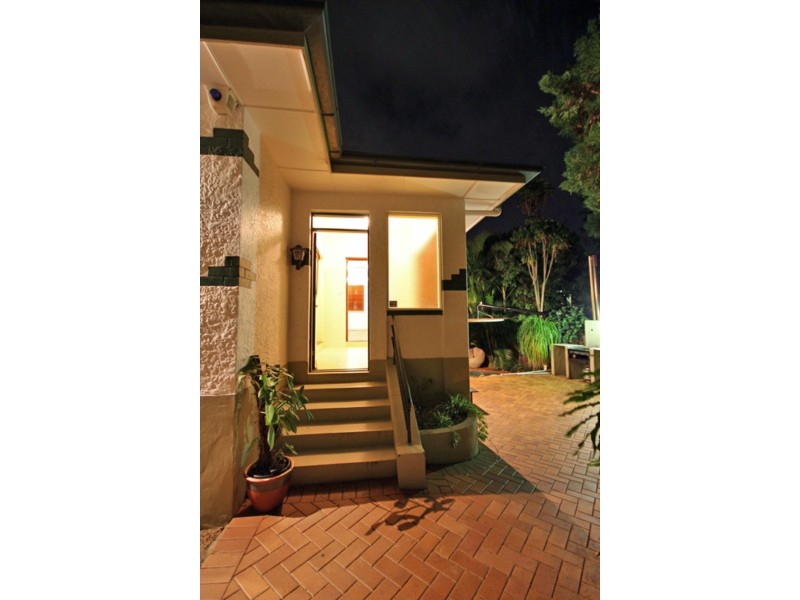 43 Deakin Avenue, Southport QLD 4215