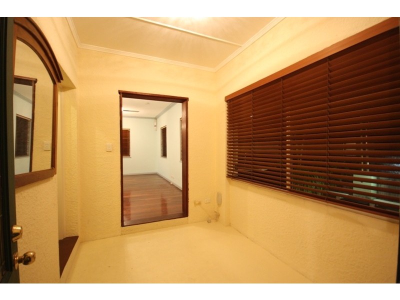 43 Deakin Avenue, Southport QLD 4215