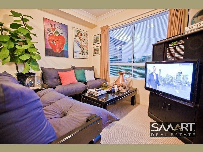 8/31 Mawarra Street, Chevron Island QLD 4217