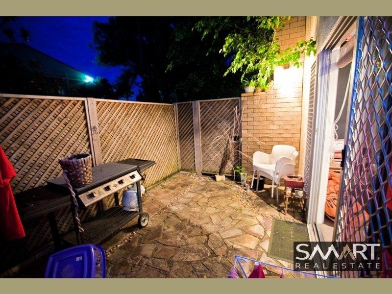 2/17 Illawong Street, Chevron Island QLD 4217