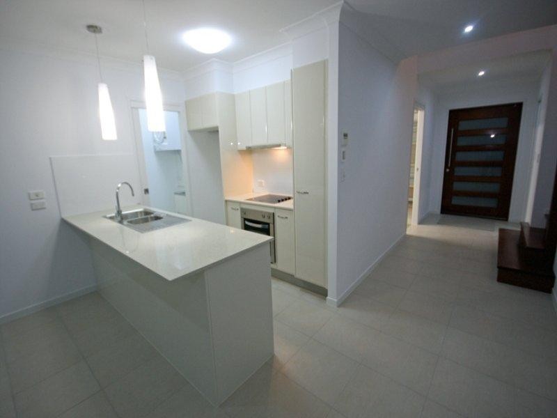 2/84 Falconer Street, Southport QLD 4215