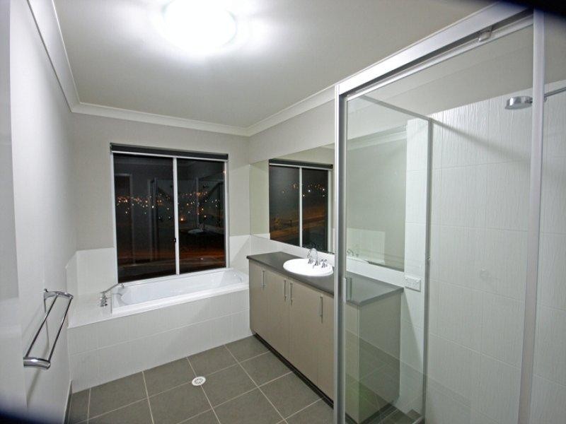 17 Buchanan Circuit, Oxenford QLD 4210